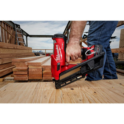 Milwaukee M18 Fuel 30Deg Framing Nailer Kit